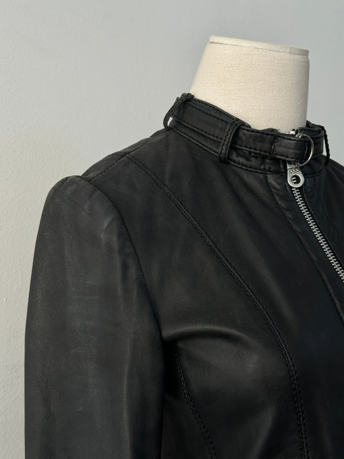 Vintage 2000s fitted moto leather jacket in lamb leather, XS size, showcasing classic collar and zipper details.