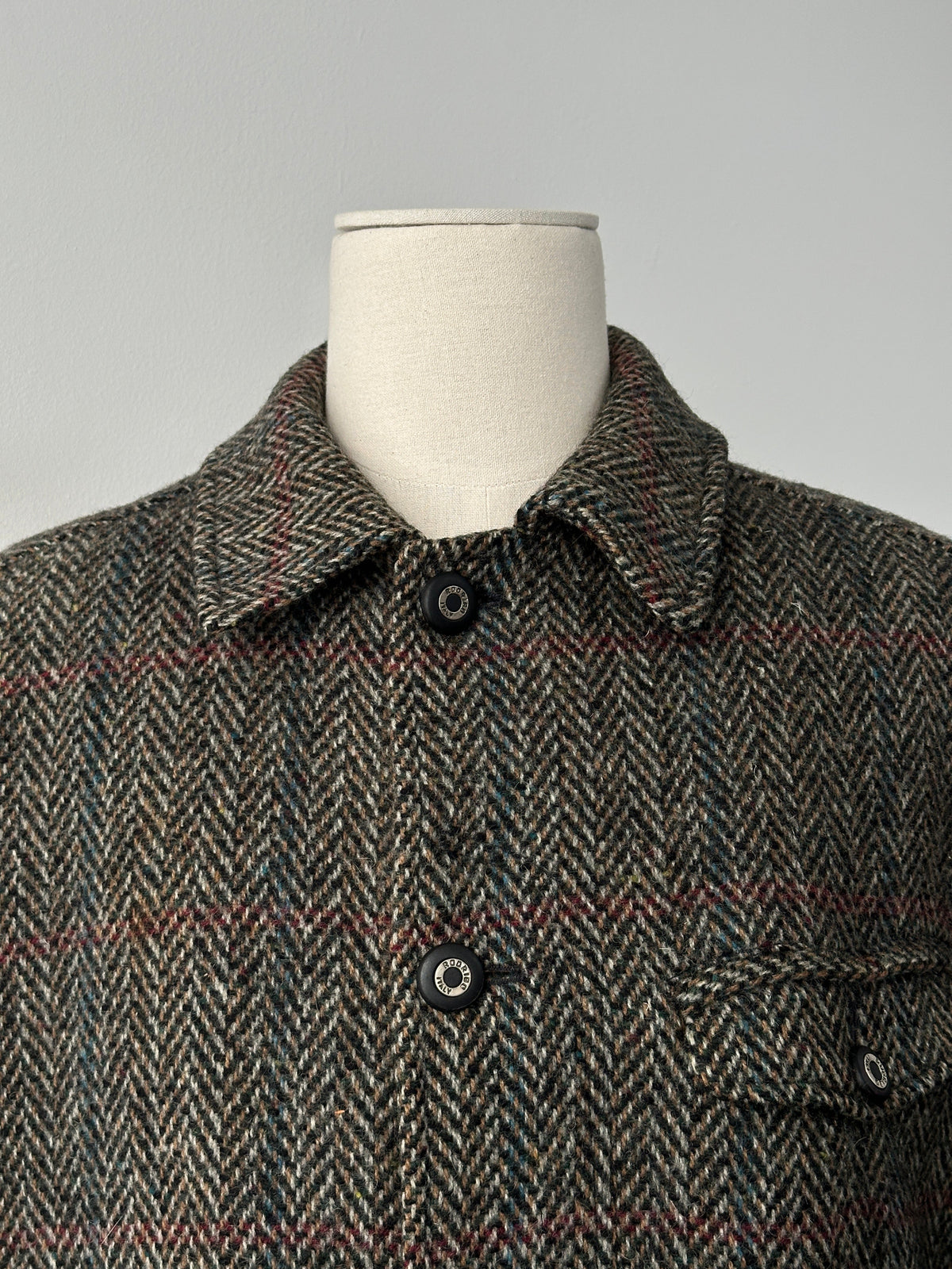 Vintage Italian 1980s pure wool herringbone coat in size L, classic design with warm, textured fabric and timeless style.