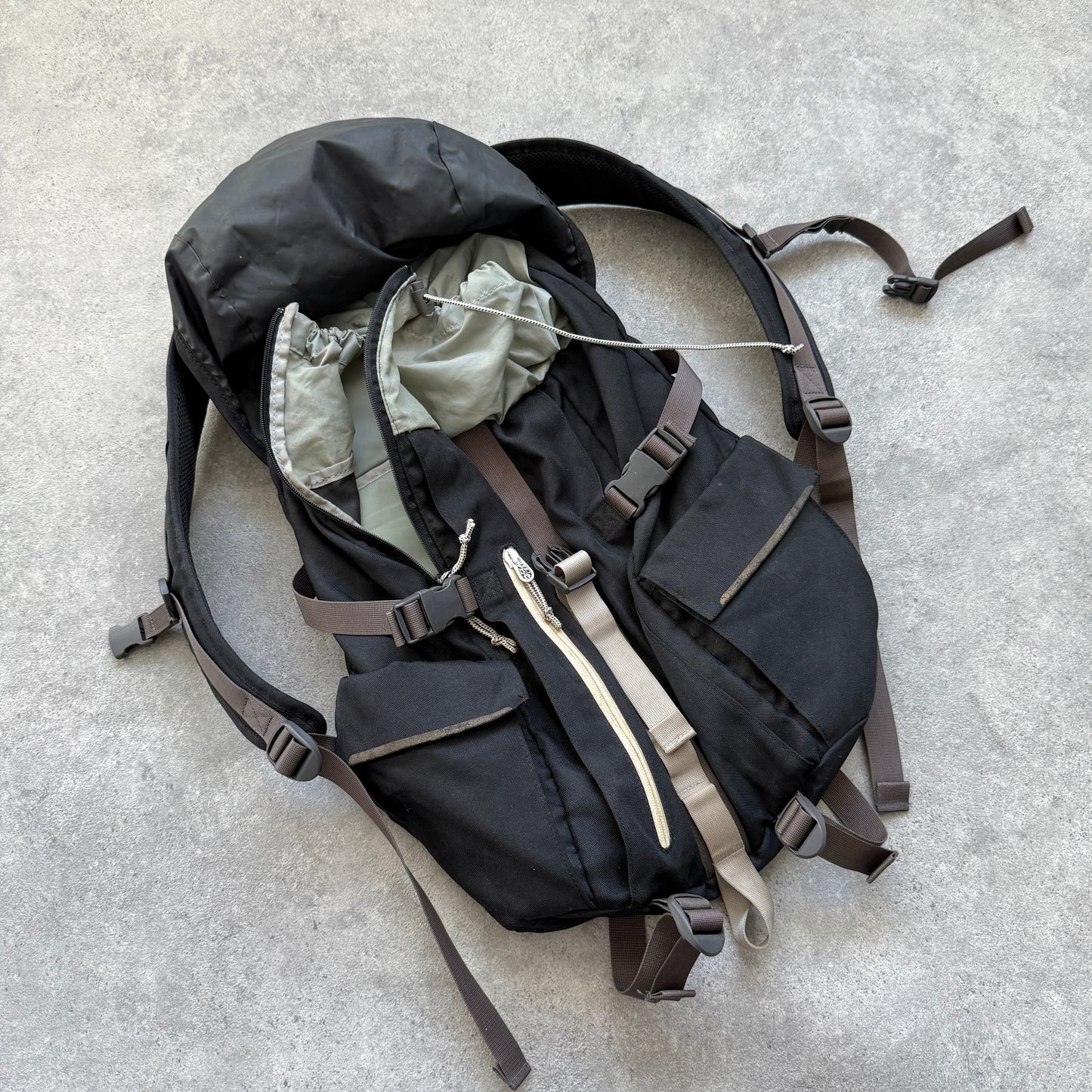 Nike ACG 1990s Steel City 35L backpack (22”x15”)