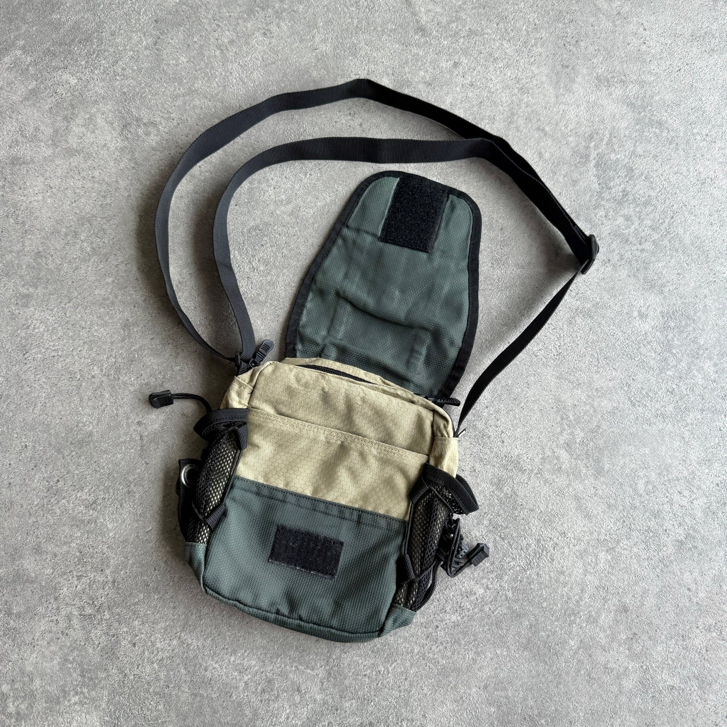 Nike 1990s cross body technical utility bag (10”x8”)