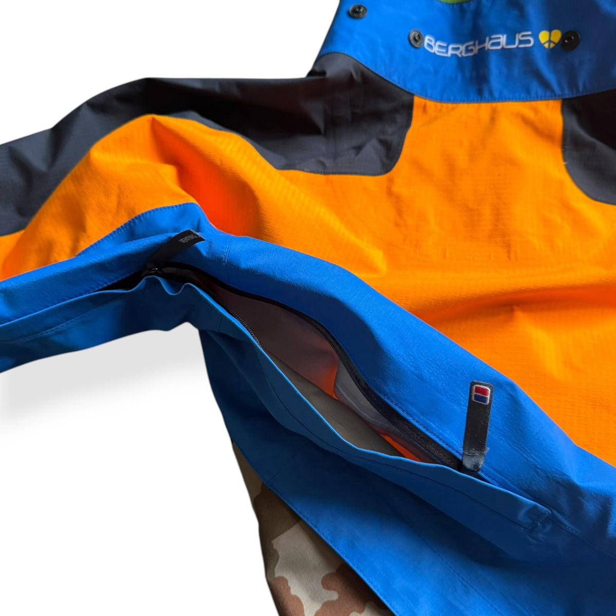2009 Berghaus x Griffin GoreTex Pro Shell Jacket (L) | Large, Red