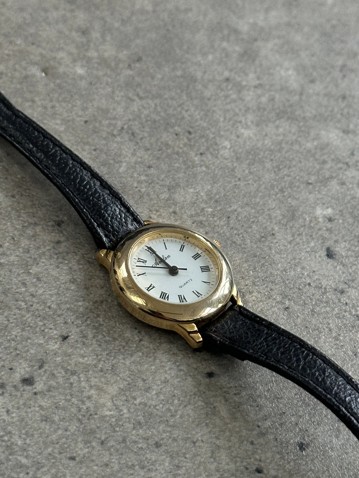 Vintage 1990s Gold Tone Round Quartz Watch