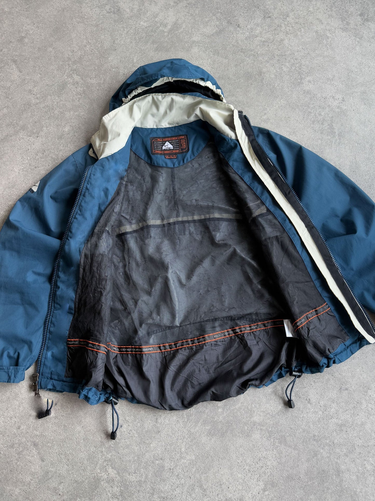 nike acg 1990s lightweight technical waterproof jacket (m)