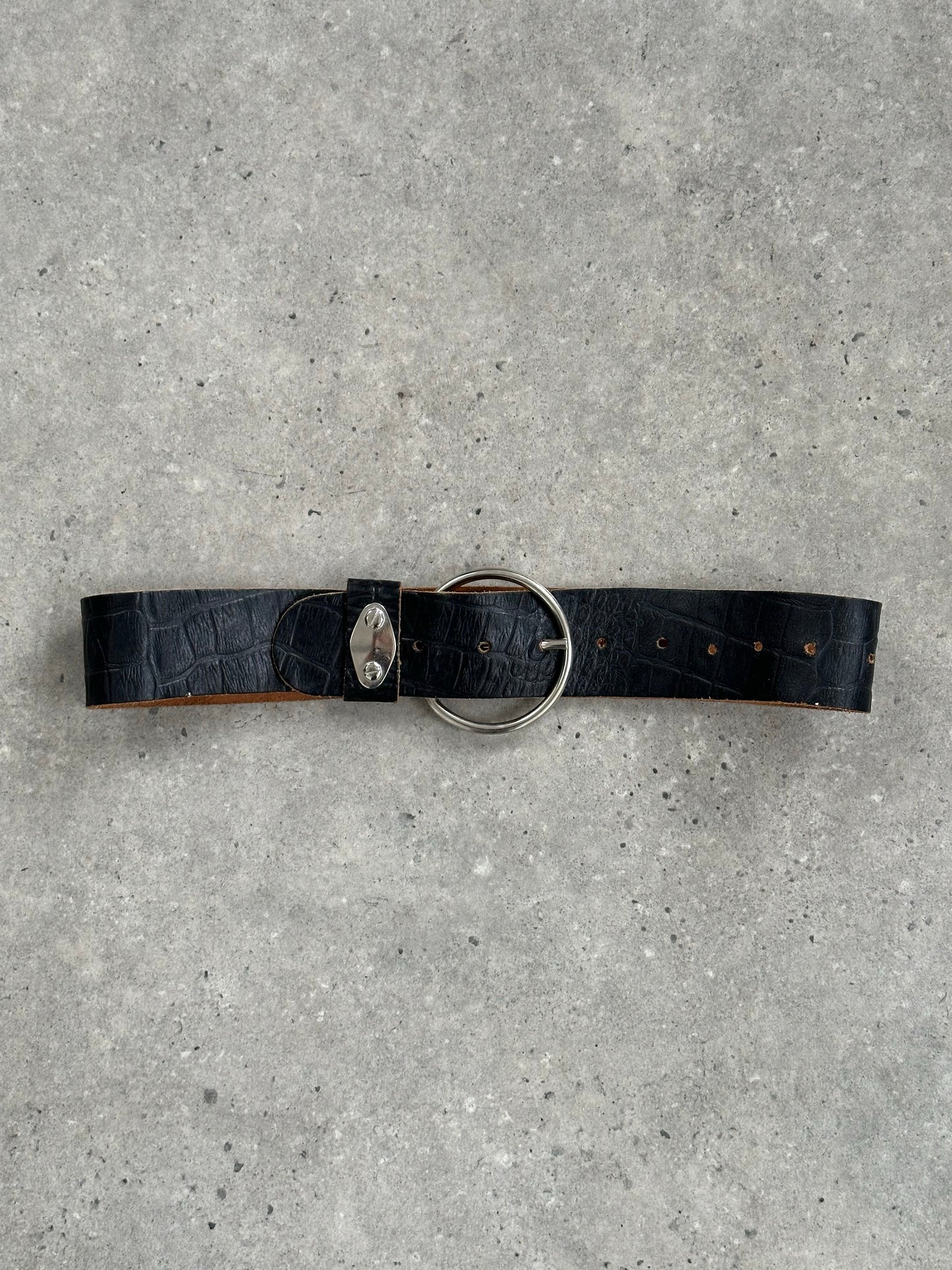 Vintage 1990s circular leather chunky belt with wide strap and metal buckle, featuring a classic retro design.