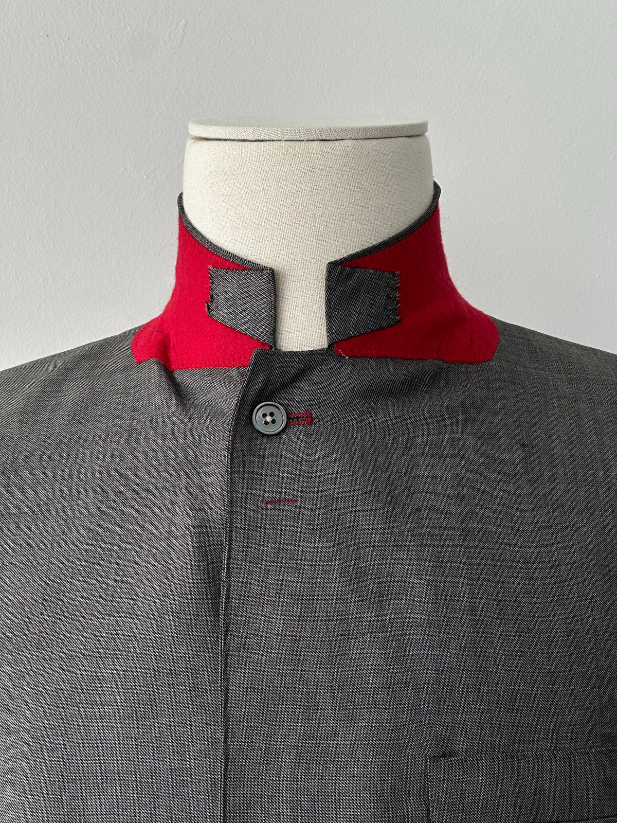 Loro Piana 1990s pure wool blazer with high neck and contrast collar, tailored fit, in a classic design.