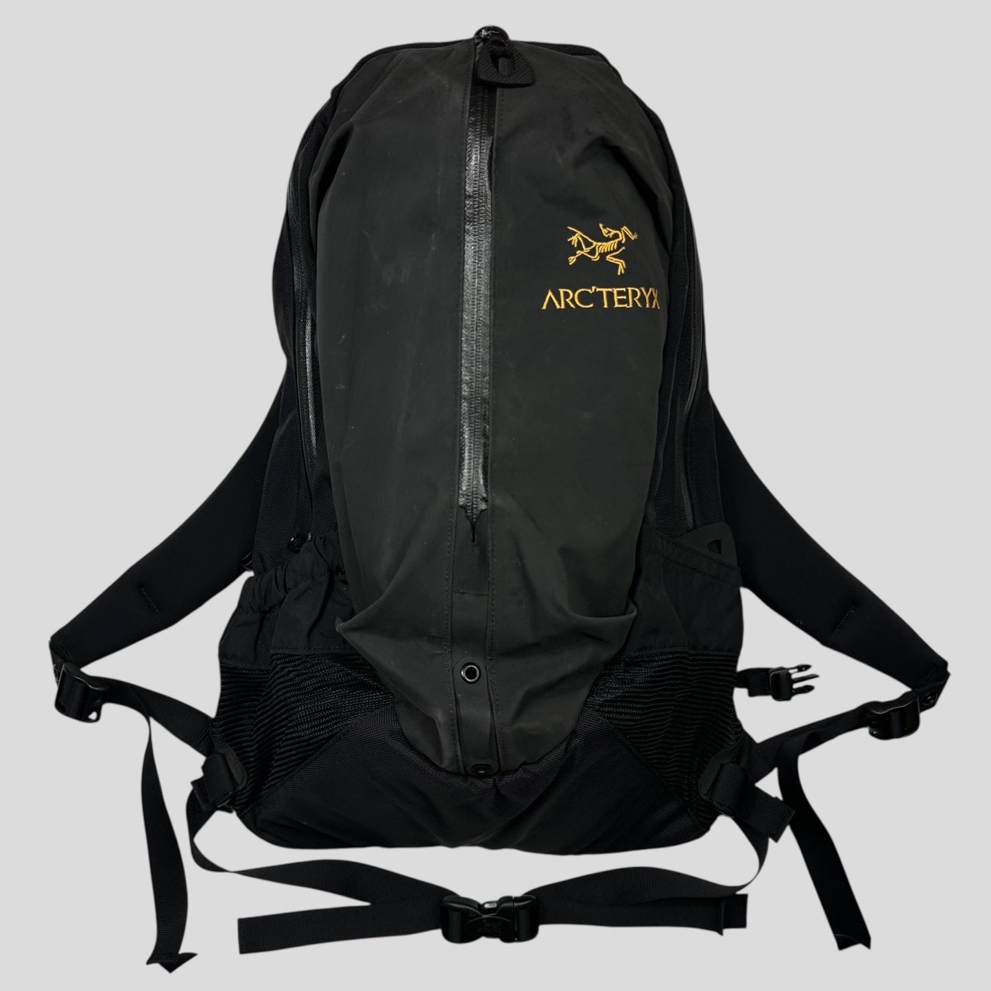 Arc’teryx Arro 22 Waterproof Backpack - 24k Gold | O/S, Black