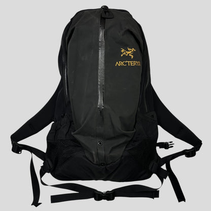 Arc’teryx Arro 22 Waterproof Backpack - 24k Gold | O/S, Black