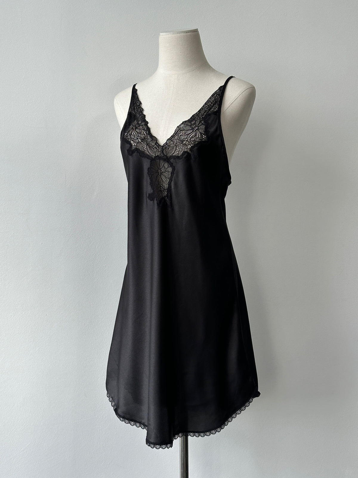 Oscar De La Renta satin lace mini slip dress in size M, featuring elegant lace detailing and smooth satin fabric.