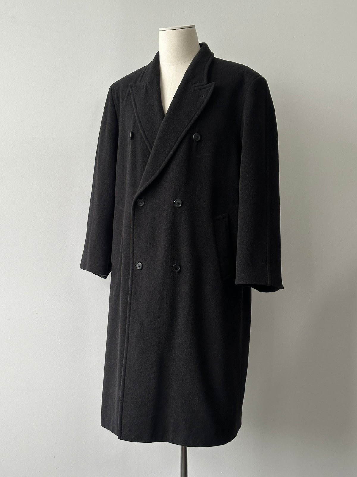 Vintage 1990s pure wool double-breasted coat in XL, featuring classic collar and button details, styled in a timeless fashion.