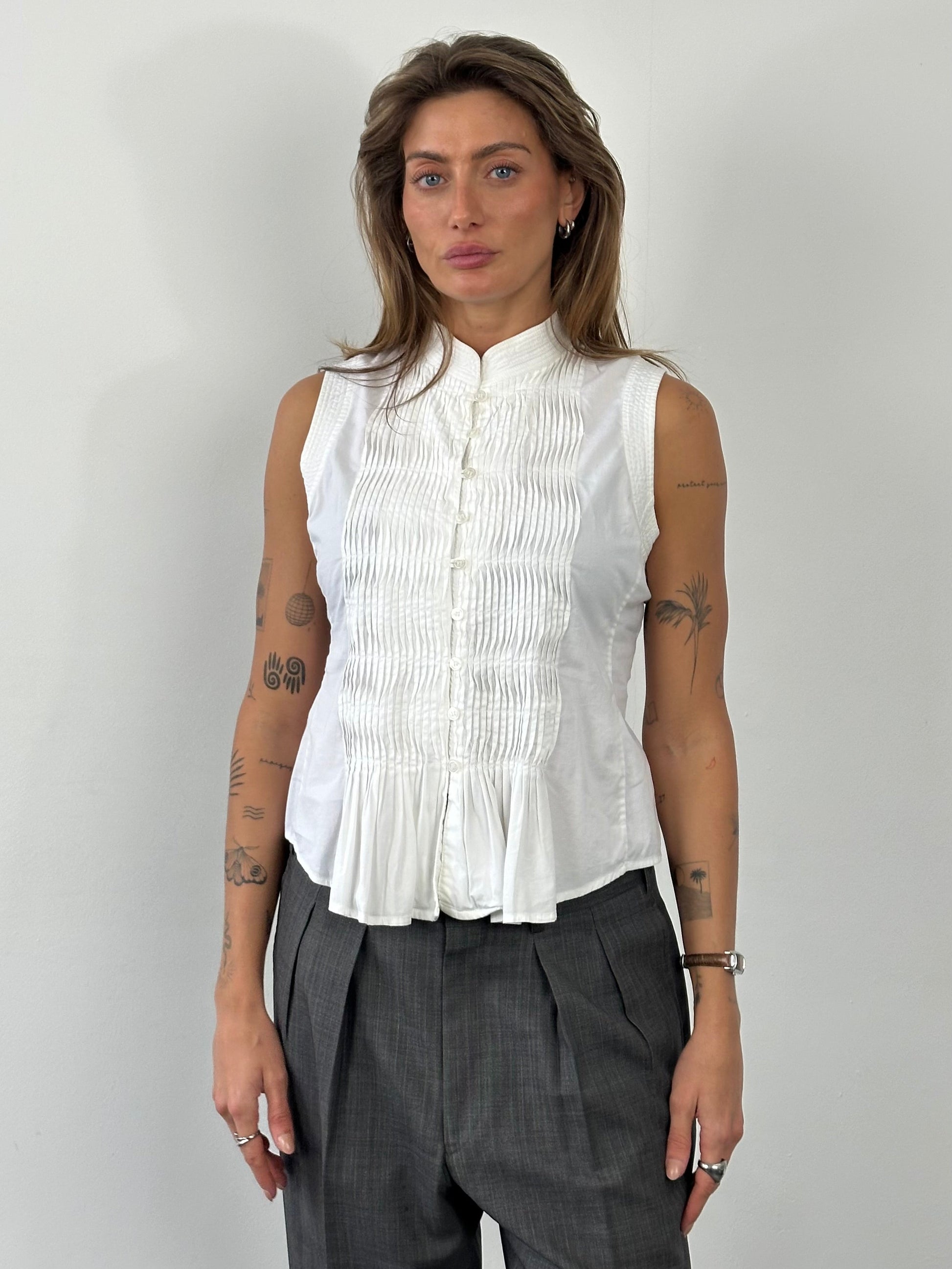 DKNY 2000s pleated sleeveless cotton top in size M, featuring a stylish pleated design and classic sleeveless cut.
