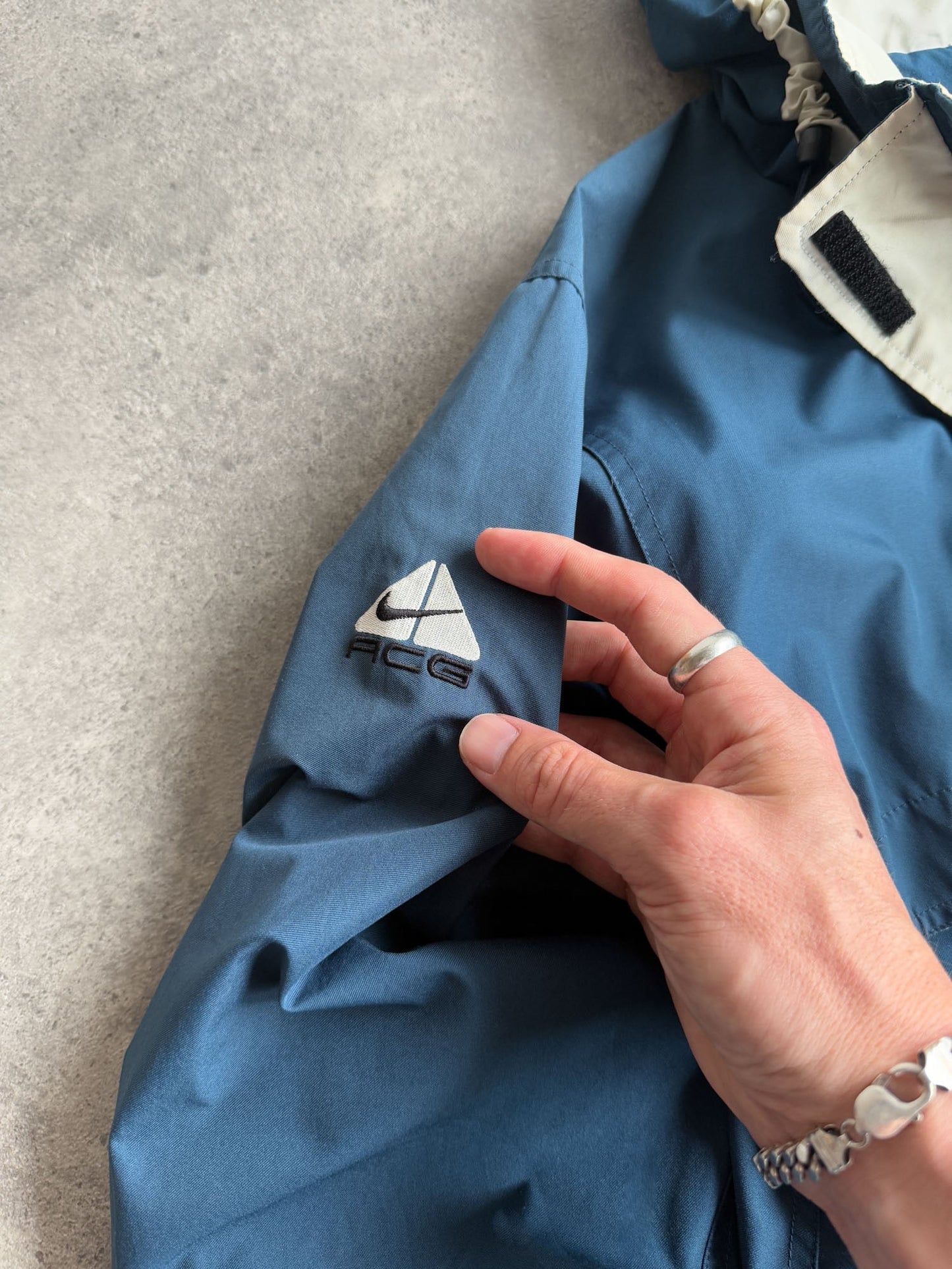 nike acg 1990s lightweight technical waterproof jacket (m)