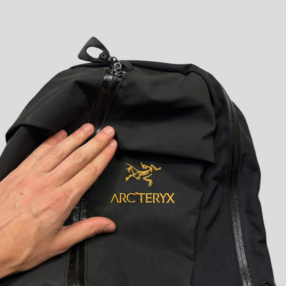 Arc’teryx Arro 22 Waterproof Backpack - 24k Gold | O/S, Black