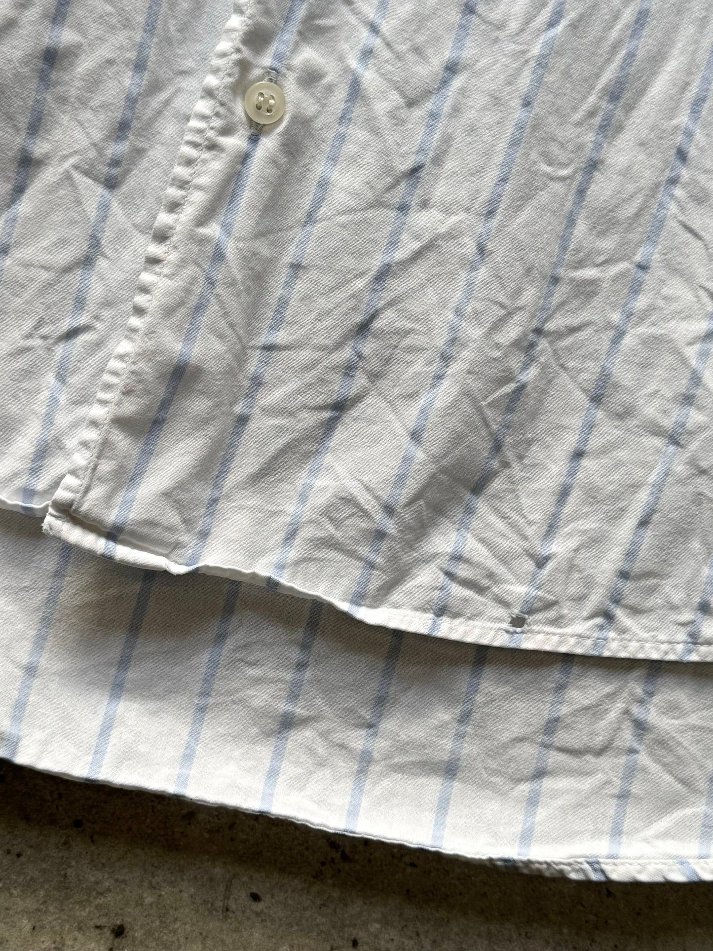 Armani Jeans men’s striped short sleeve shirt made of pure cotton, featuring a classic design and button closure.