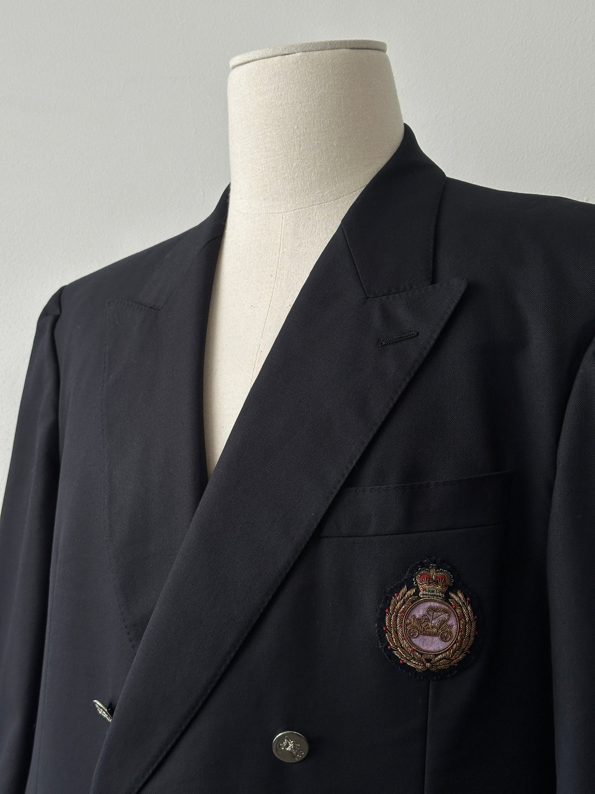 Burberry 1980s pure wool double-breasted blazer in size 46R, featuring classic tailored fit and signature style.