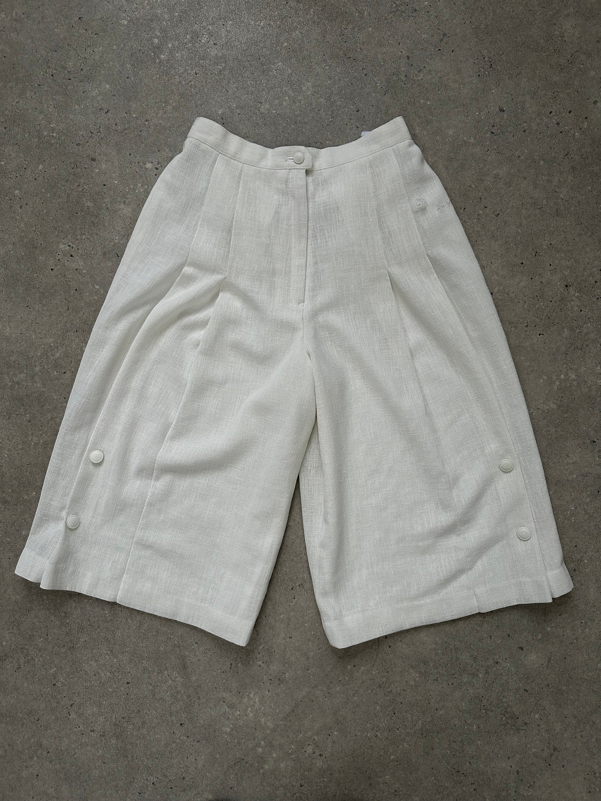 Vintage Japanese vintage pleated high-waisted culottes shorts in 1990s style, with a relaxed fit and classic design.