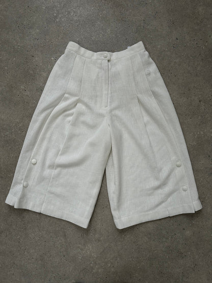 Vintage Japanese vintage pleated high-waisted culottes shorts in 1990s style, with a relaxed fit and classic design.