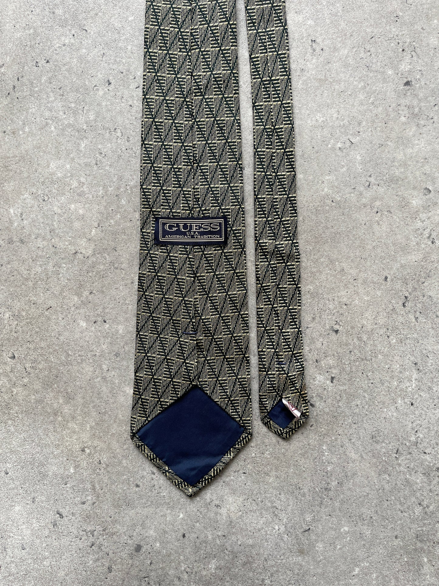Guess 1990s pure silk print tie with vibrant pattern, showcasing elegant silk fabric and detailed design in a close-up view.