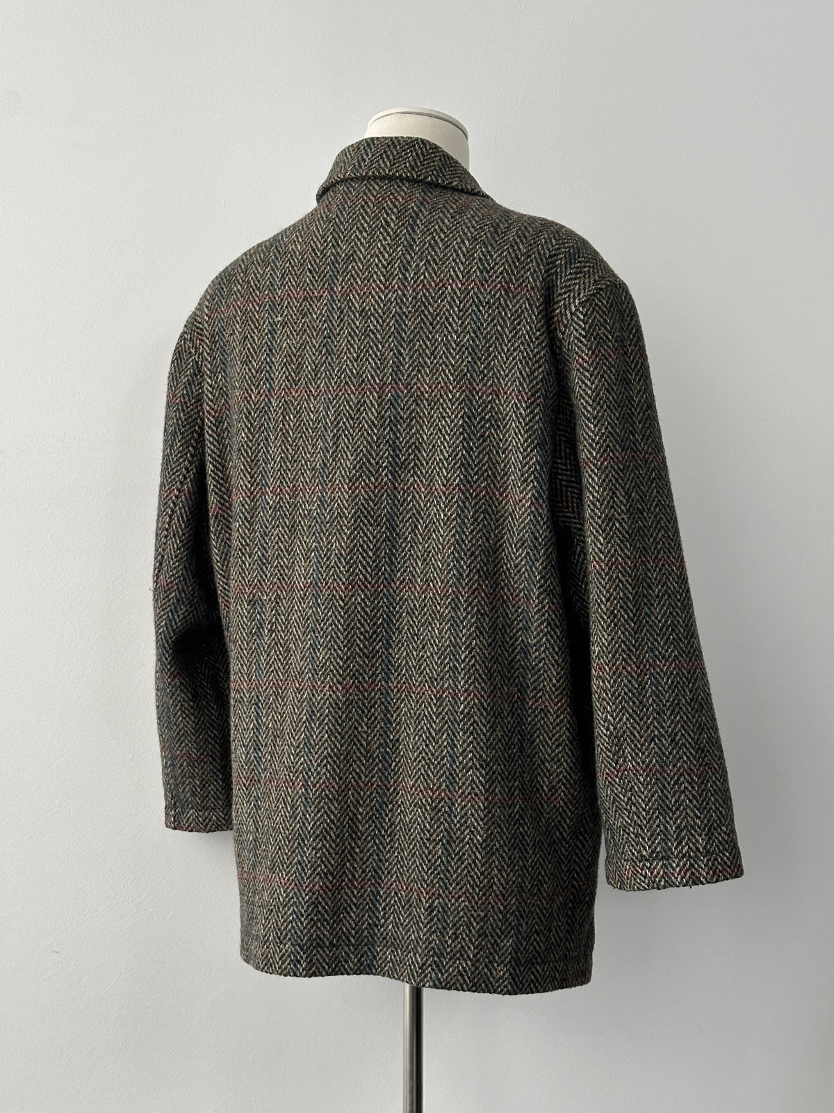 Italian vintage 1980s pure wool herringbone coat in size L, classic design with a timeless herringbone pattern.