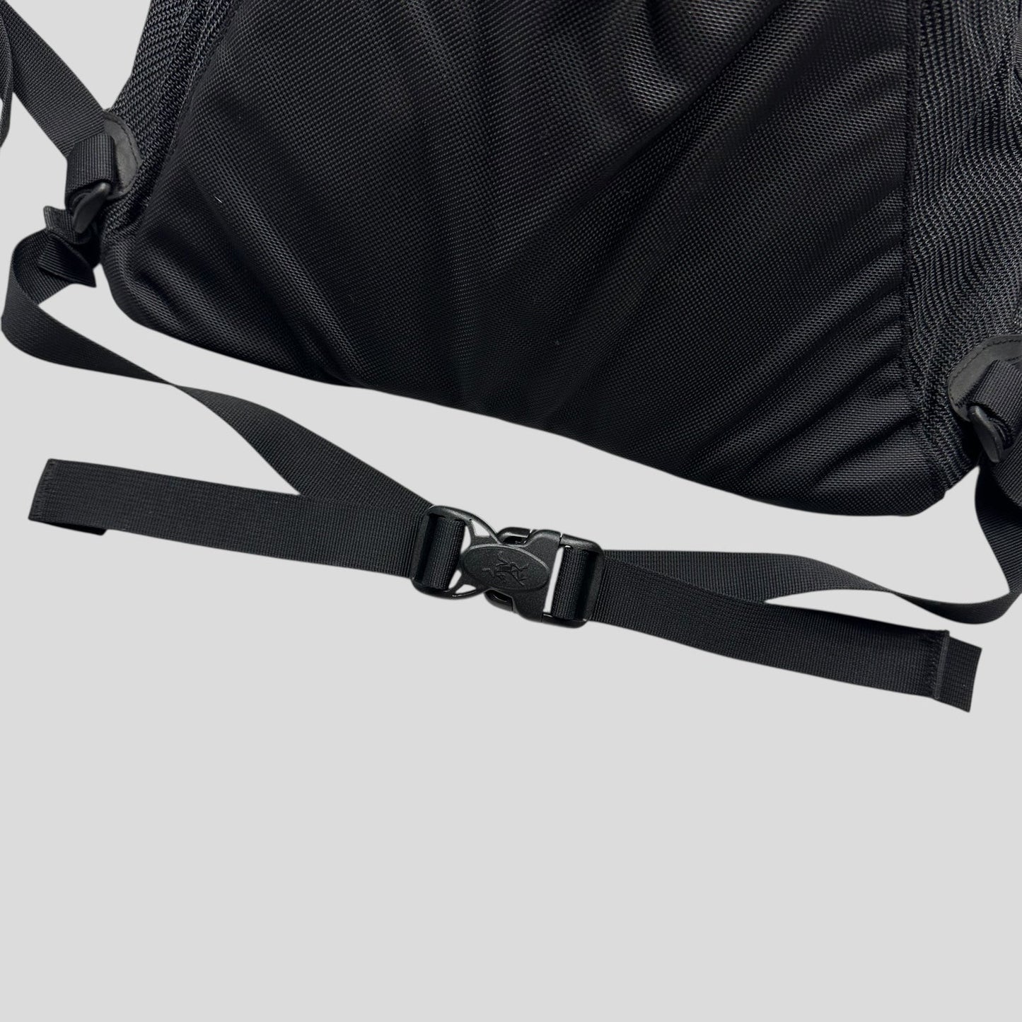 Arc’teryx Arro 22 Waterproof Backpack - 24k Gold | O/S, Black