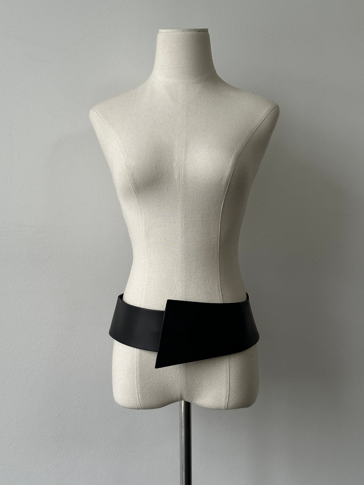 Vintage 1990s calf leather chunky minimal belt with W34 size, featuring a classic, textured leather design and silver buckle.