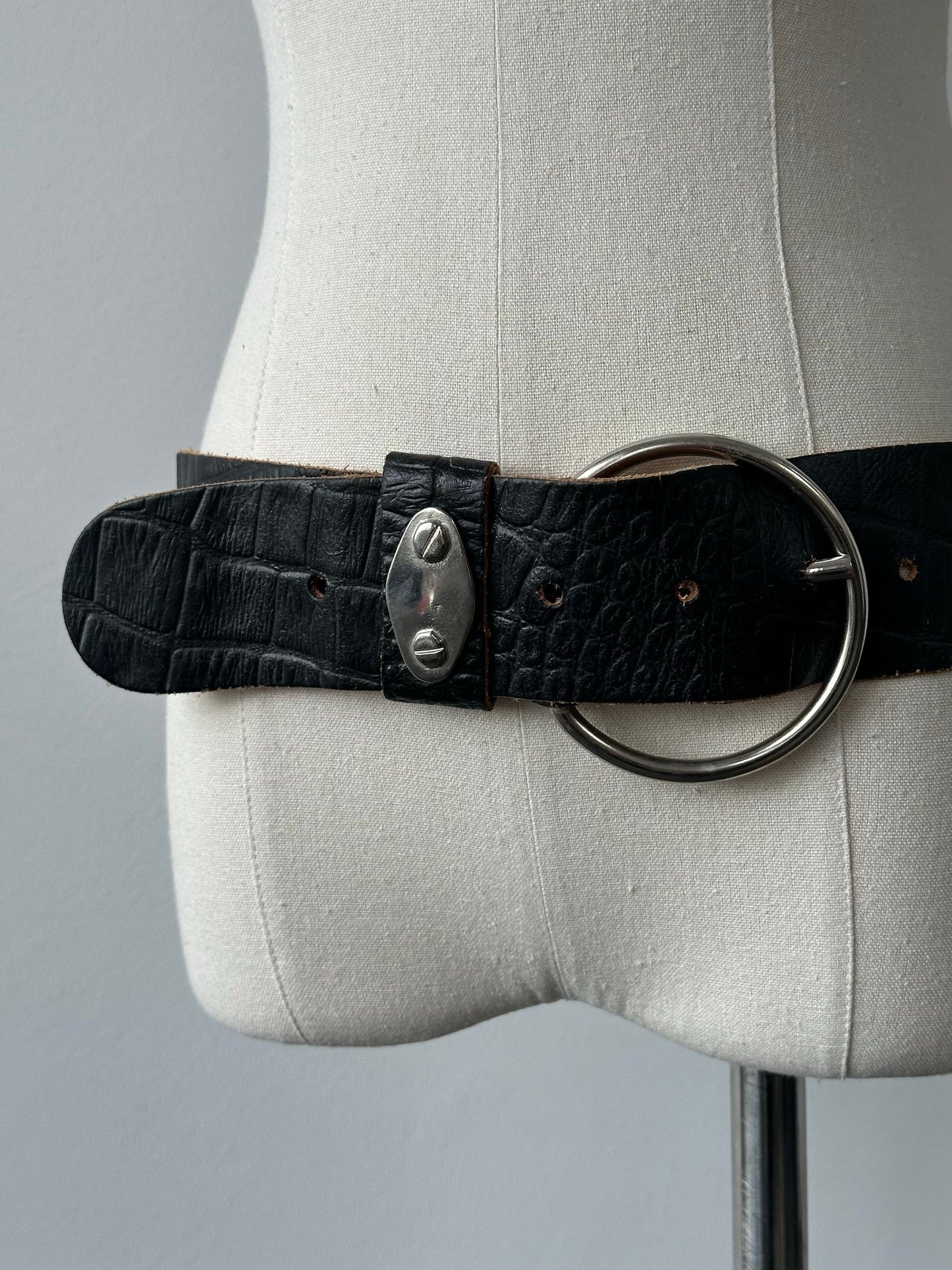 Vintage 1990s circular leather chunky belt with wide design and metal buckle, perfect for retro fashion and statement accessories.