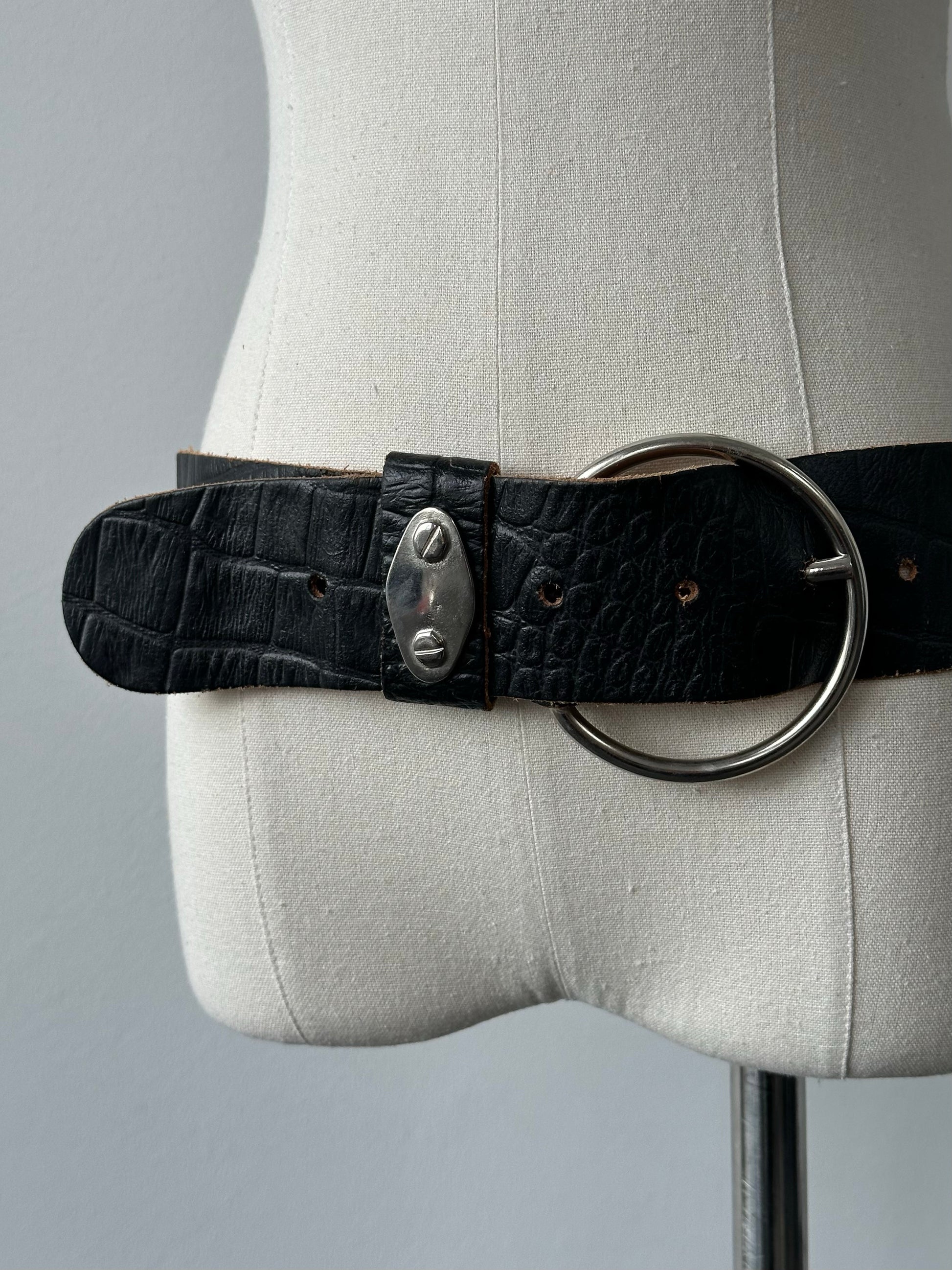 Vintage 1990s circular leather chunky belt with wide design and metal buckle, perfect for retro fashion and statement accessories.