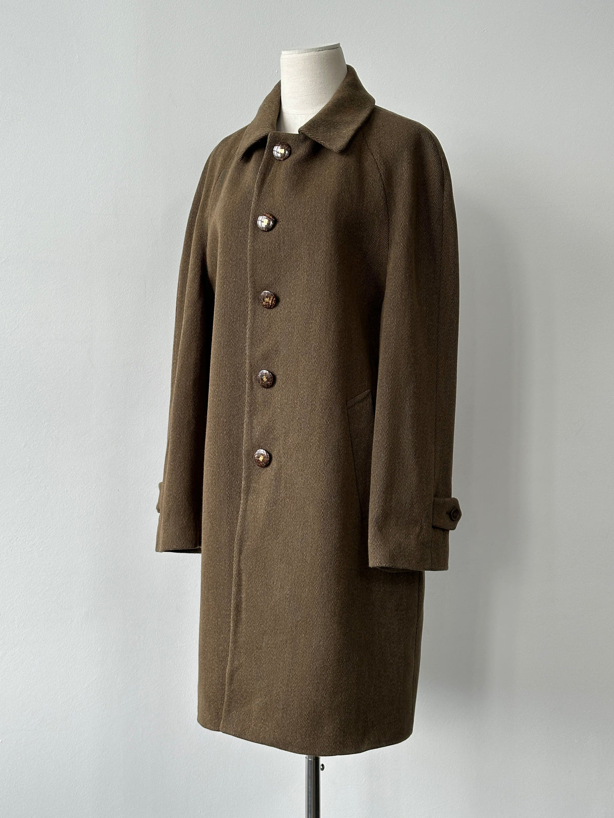 Vintage Italian 1990s wool herringbone coat, single-breasted design in size L, classic retro outerwear with timeless style