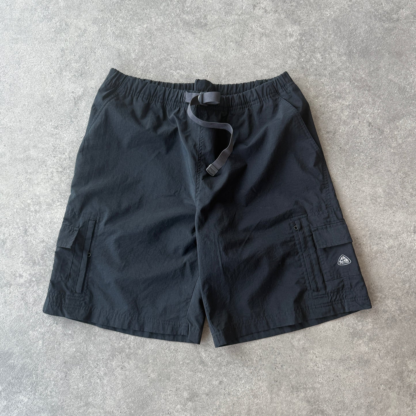 Nike ACG 2000s technical cargo shorts (M)