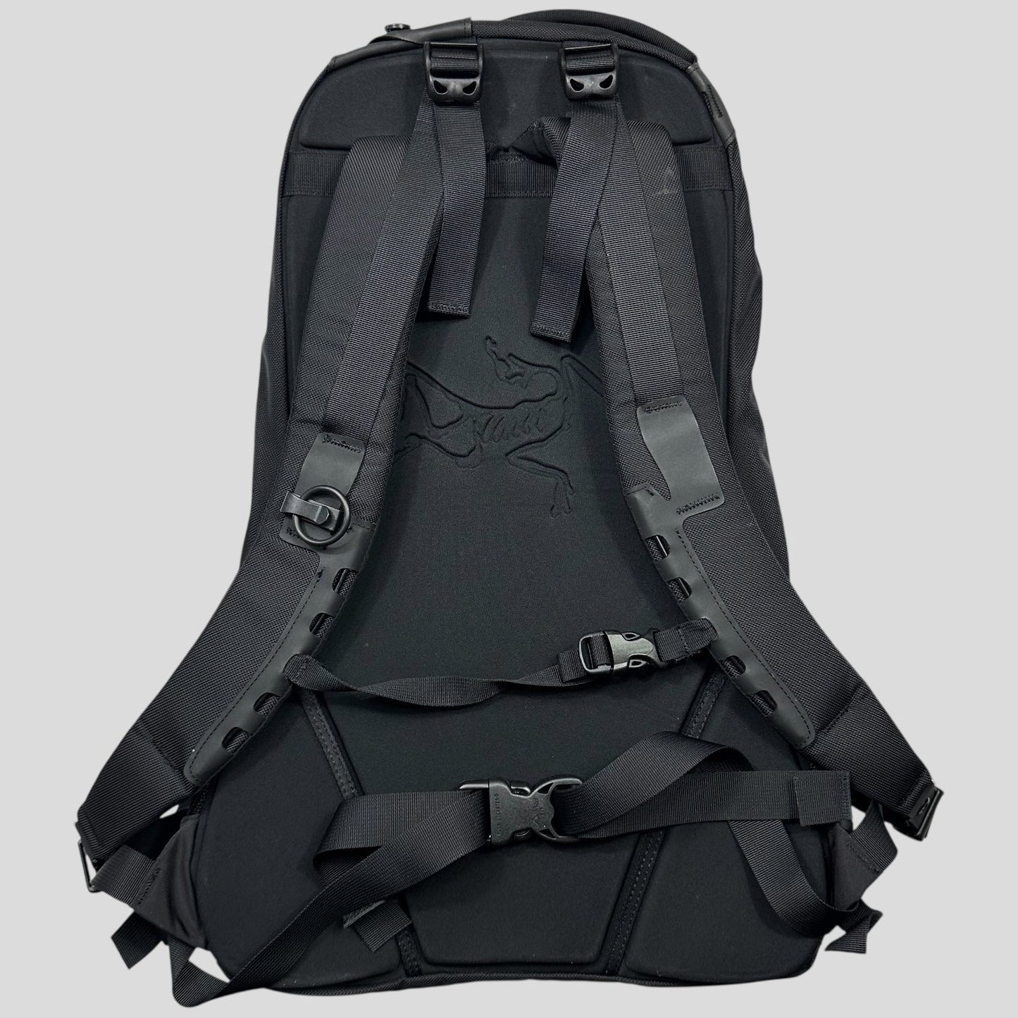 Arc’teryx Arro 22 Waterproof Backpack - 24k Gold | O/S, Black