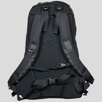 Arc’teryx Arro 22 Waterproof Backpack - 24k Gold | O/S, Black