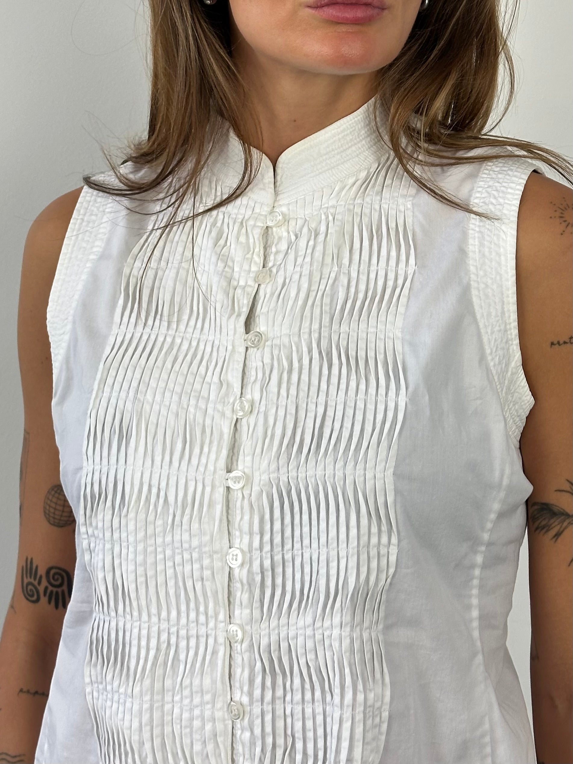 DKNY 2000s pleated cotton sleeveless top in white, size M, featuring a classic design with pleats and a sleeveless cut.