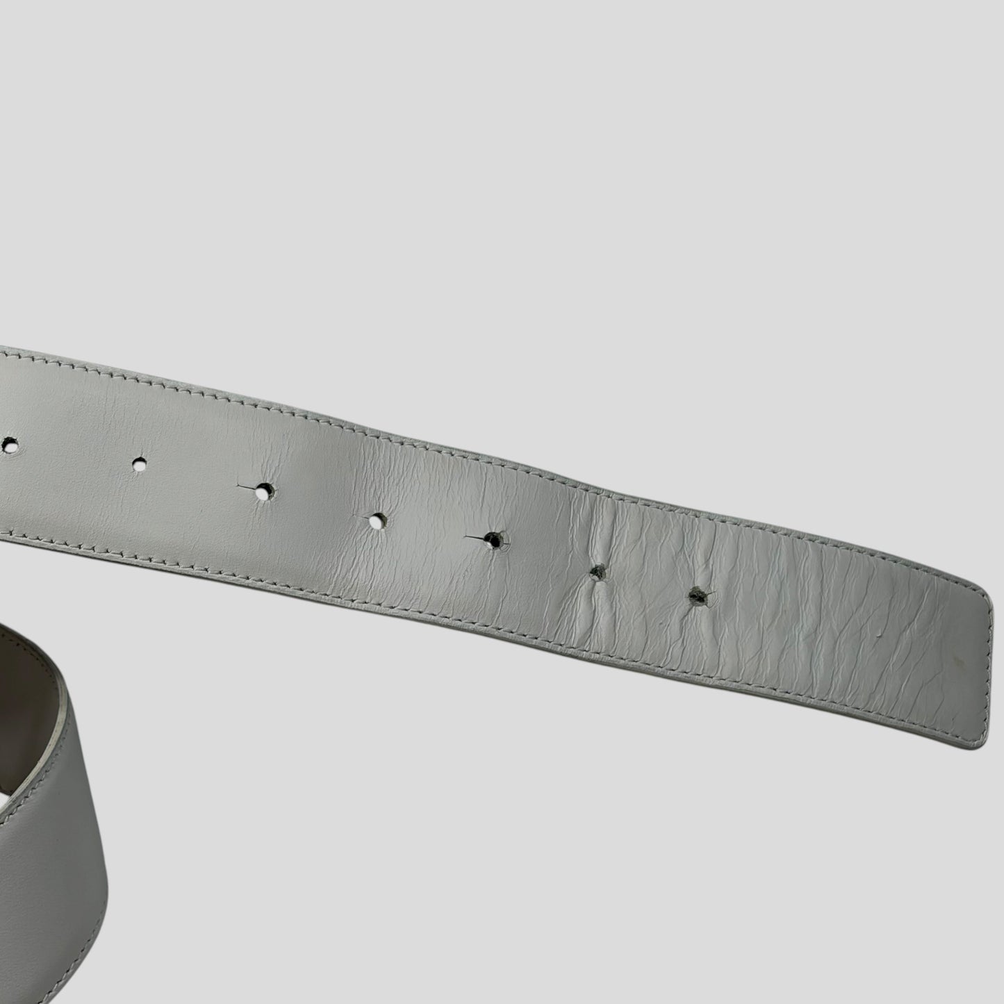Gianni Versace 90’s White Leather Gothic DV Metal Buckle Rocker Belt | O/S, White