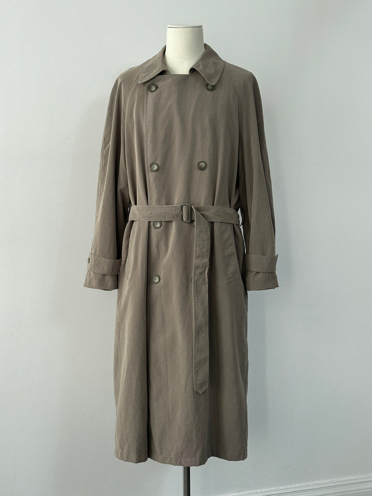 Ralph Lauren Chaps belted trench coat in XL-XXL size, beige fabric with waist belt and classic 1990s style.