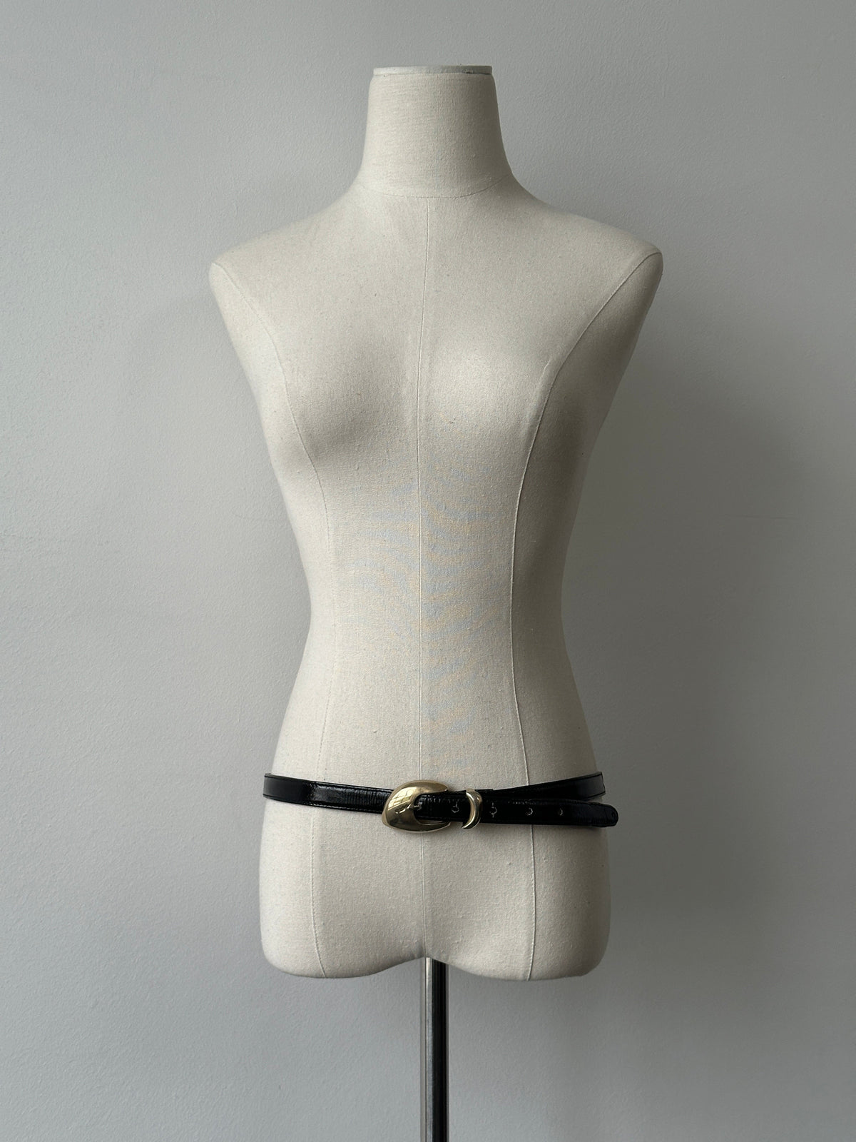 Jaeger 1990s patent leather sculptural buckle belt with W30-35 size, showcasing sleek design and shiny finish.