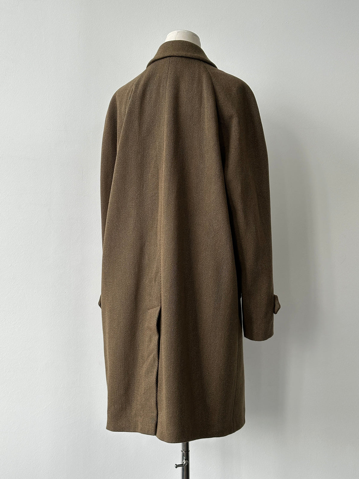 Vintage Italian 1990s wool herringbone single-breasted coat, size L, with classic tailored design and textured fabric details.