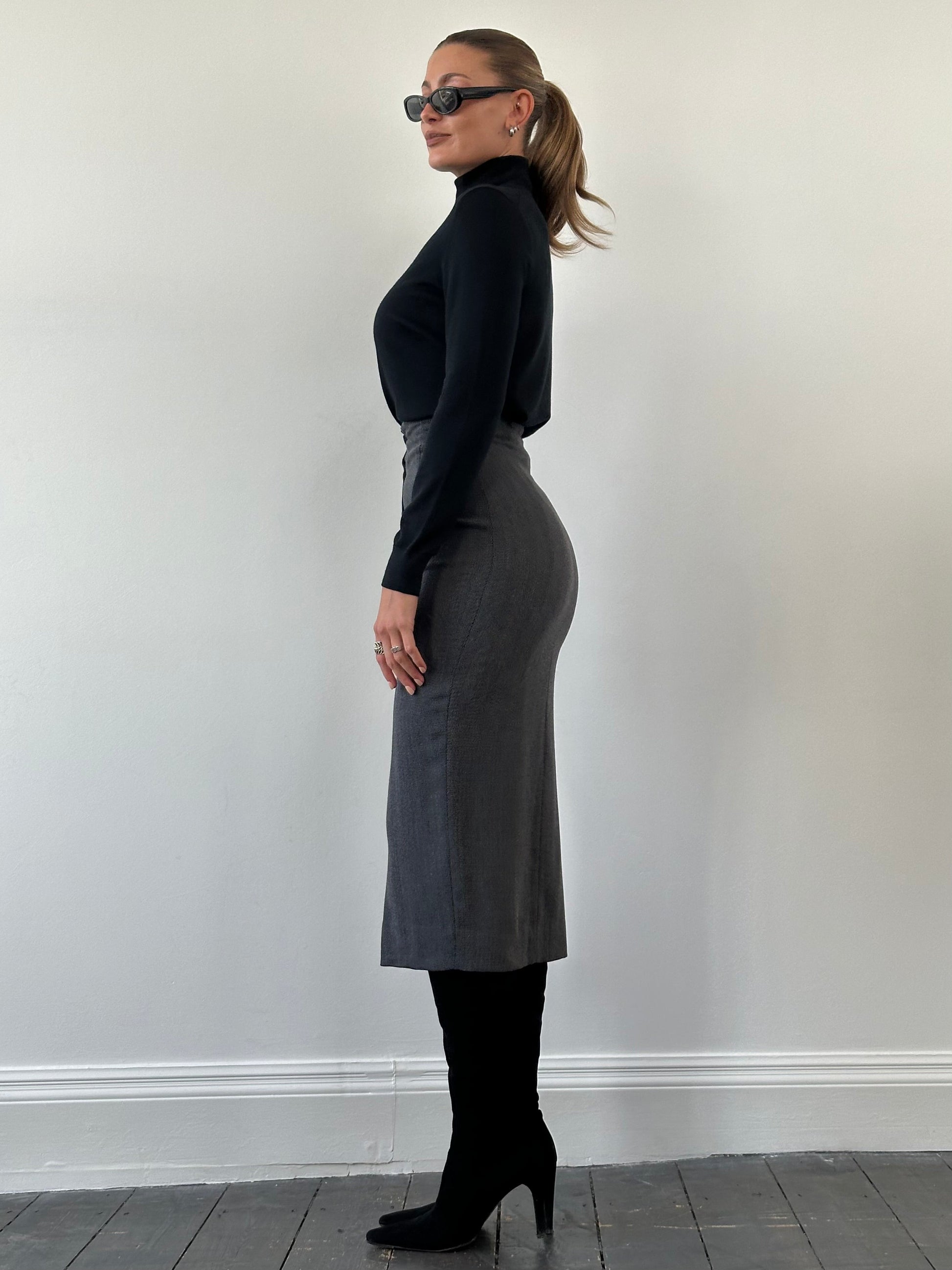 Italian Vintage pure wool midi skirt in classic design, featuring a tailored fit and vintage-inspired style.