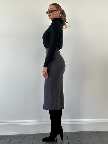 Italian Vintage pure wool midi skirt in classic design, featuring a tailored fit and vintage-inspired style.