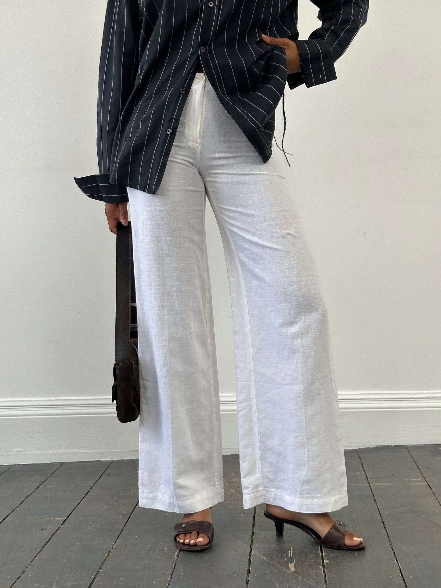 Vintage 1990s pure linen low waist wide-leg trousers in natural beige, size W24, with relaxed fit and vintage style.