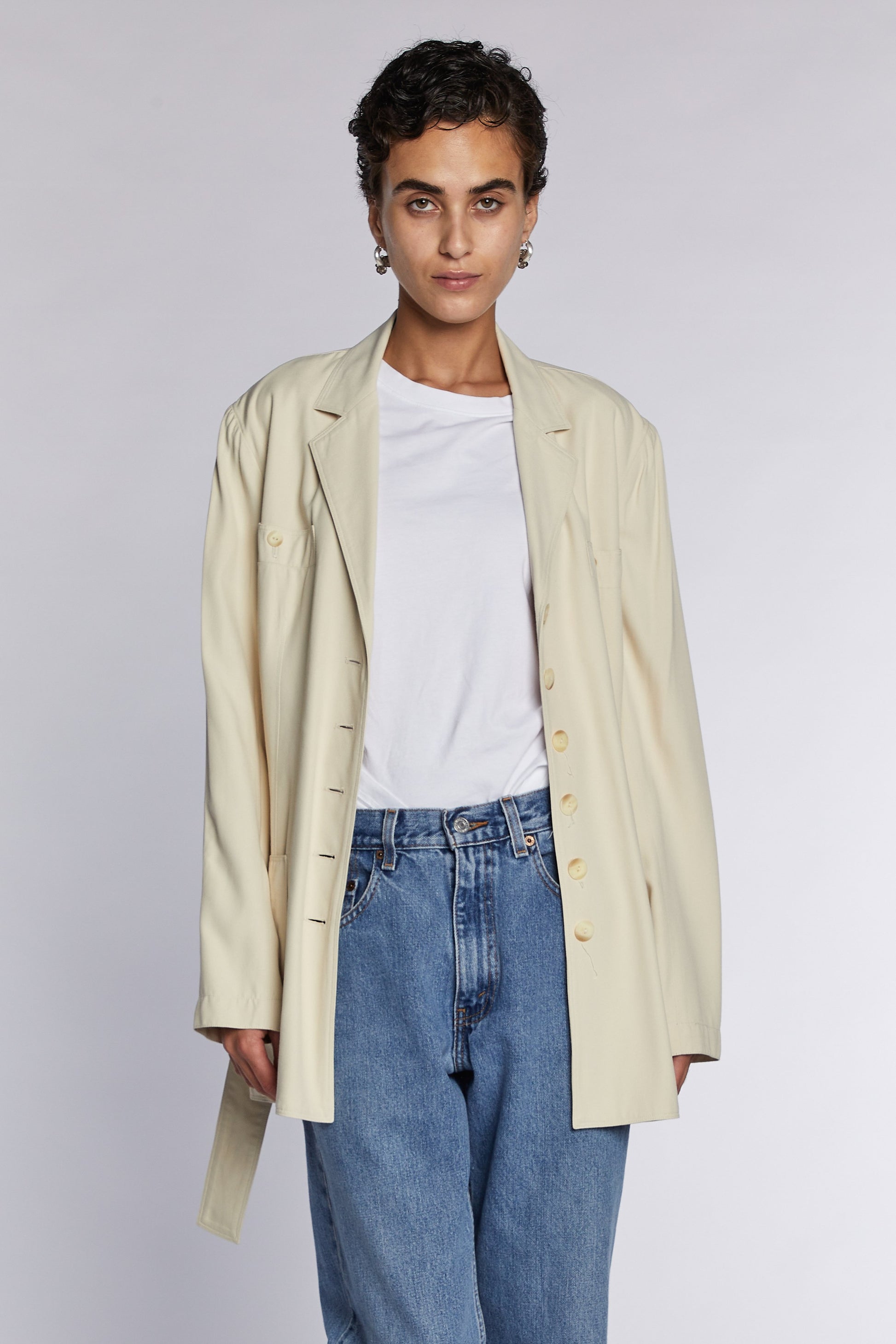 https://images.squarespace-cdn.com/content/v1/647deca2e9dd1d6177bd43cb/e7f30ad5-8616-4151-8240-2645c6cef210/ALAIA+JACKET+BEIGE_+1.jpg