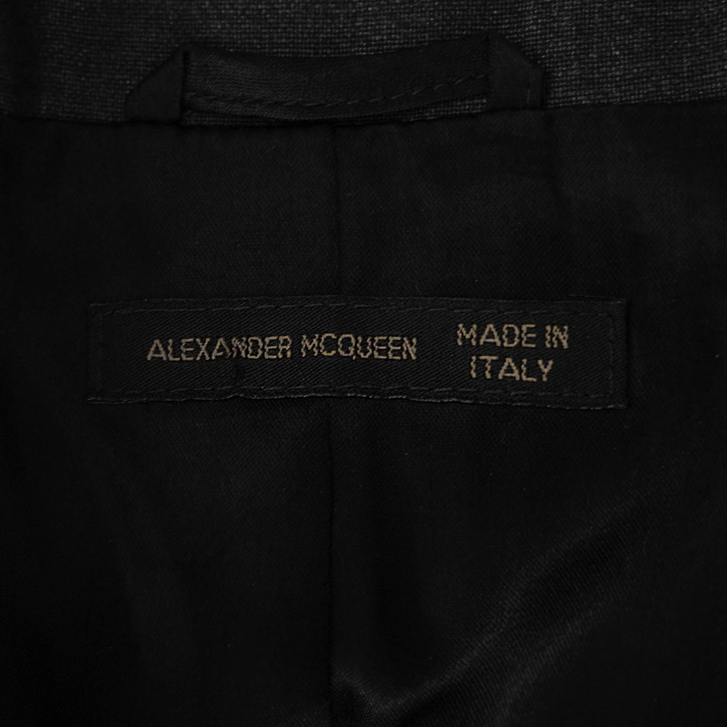 https://images.squarespace-cdn.com/content/v1/673cad159307f210013ba2f7/b6de5856-a905-424f-8227-ab168d4154e4/AlexanderMcQueen_FW1999_TheOverlookLongCoat_8.jpg
