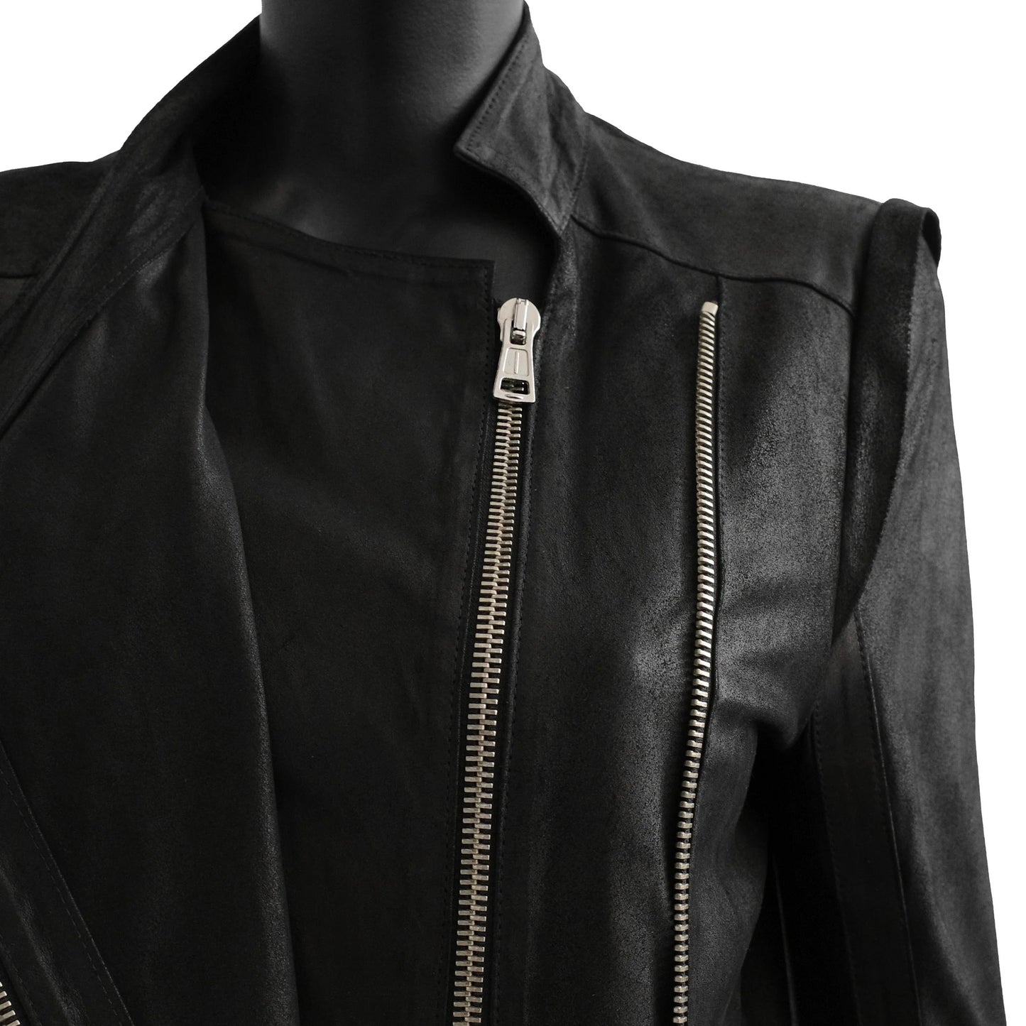 https://images.squarespace-cdn.com/content/v1/673cad159307f210013ba2f7/ab9f612a-5d3e-417e-a0c3-0ced65be0869/AnnDemulemeester_Spring2003_DoubleZipperLeatherCoat_8.jpg