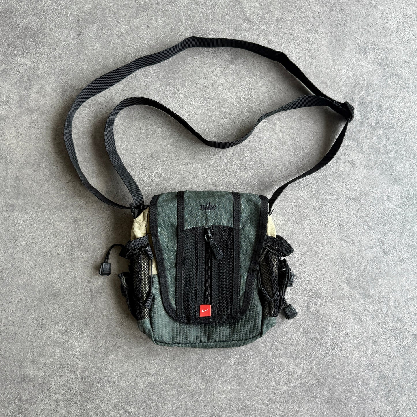 Nike 1990s cross body technical utility bag (10”x8”)