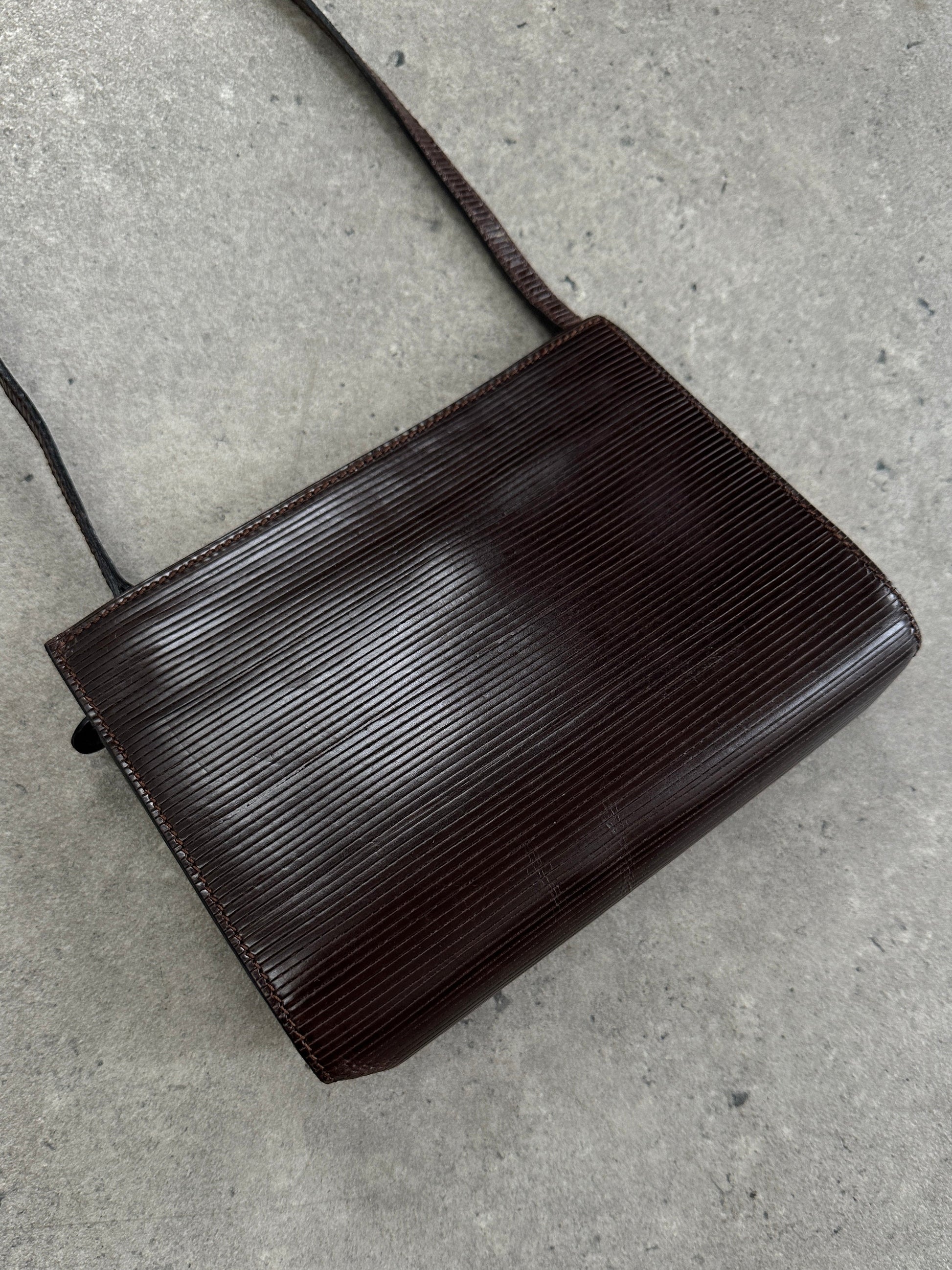Giorgio Armani Le Collezioni 1990s leather crossbody bag with sleek design and adjustable strap, in classic brown leather.