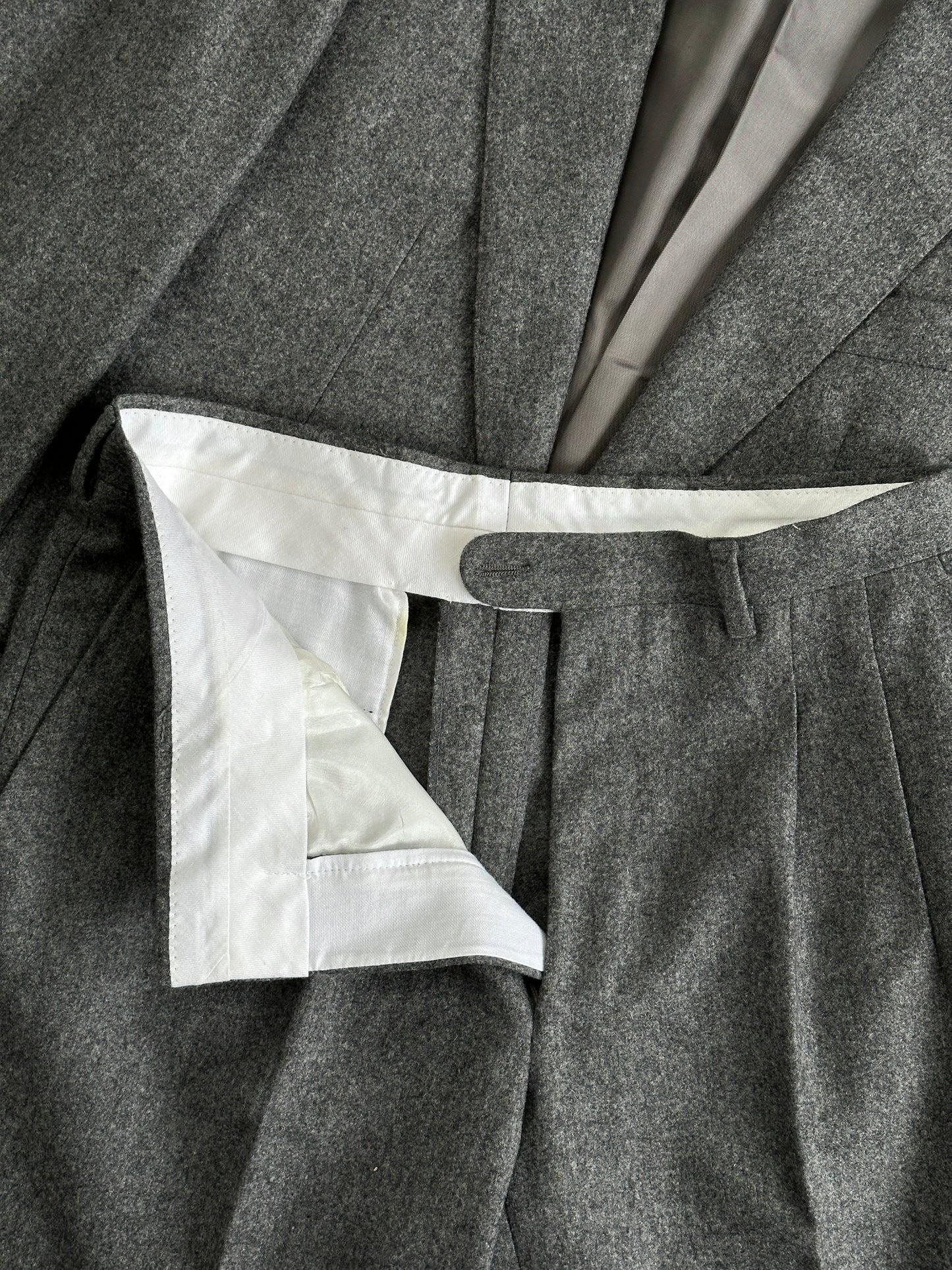 Italian Vintage Pure Wool Single Breasted Suit in XS/W27 laid flat, showcasing tailored lapels and classic design details.