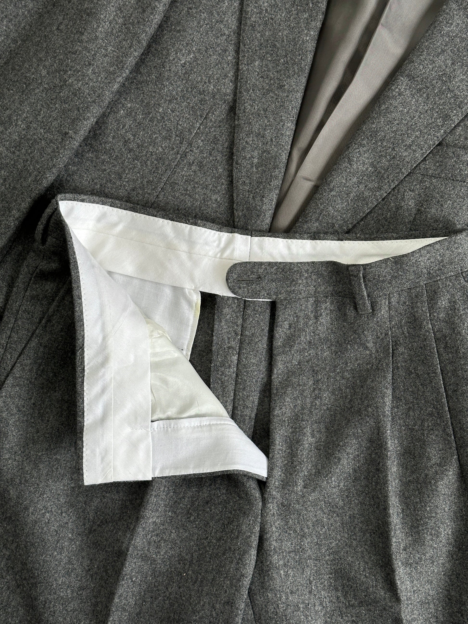Italian Vintage Pure Wool Single Breasted Suit in XS/W27 laid flat, showcasing tailored lapels and classic design details.