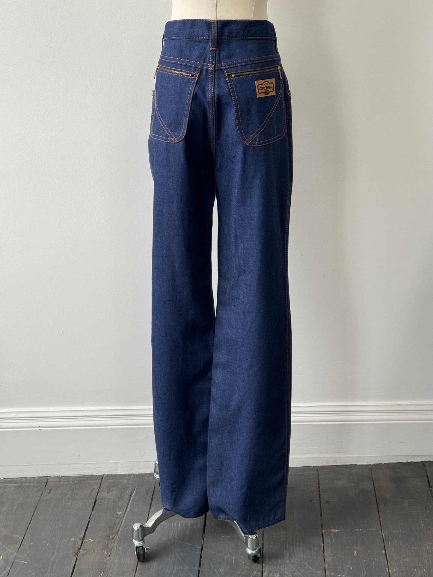 Italian vintage 1990s high-waisted straight-leg denim jeans in size W28, showcasing classic blue denim with a vintage wash.