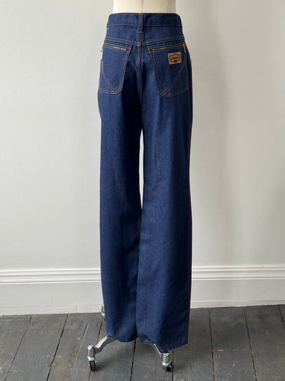 Italian vintage 1990s high-waisted straight-leg denim jeans in size W28, showcasing classic blue denim with a vintage wash.
