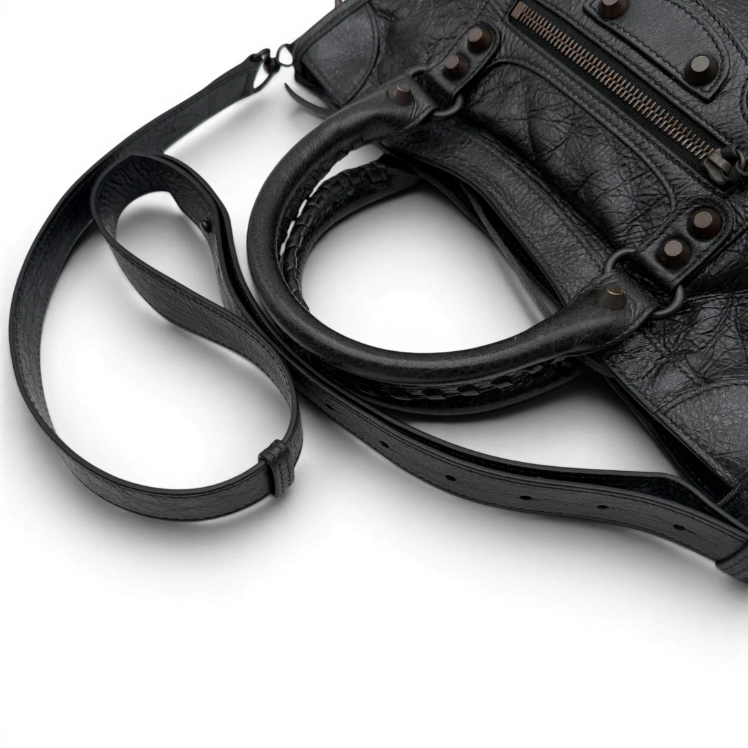 https://cdn.shopify.com/s/files/1/0564/9376/8855/files/Balenciaga_City_Bag_schwarz_10.webp?v=1782378237