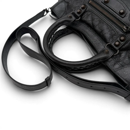 https://cdn.shopify.com/s/files/1/0564/9376/8855/files/Balenciaga_City_Bag_schwarz_10.webp?v=1782378237