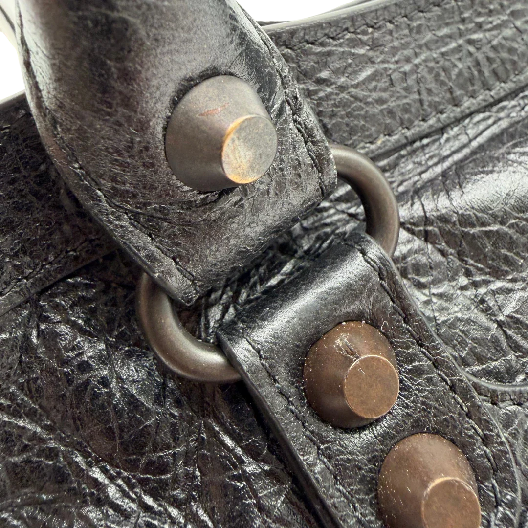 https://cdn.shopify.com/s/files/1/0564/9376/8855/files/Balenciaga_City_Bag_schwarz_11.webp?v=1782378237
